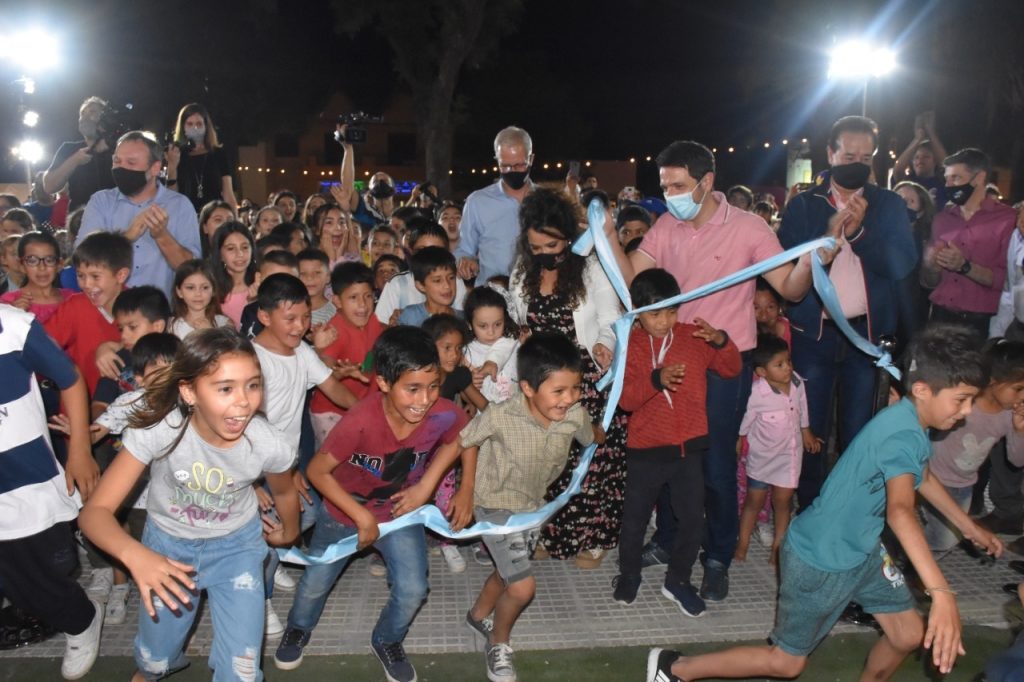 Avellaneda inauguró la remodelación de la plaza central