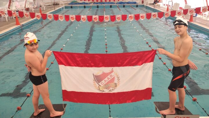 Nadadores rumbo al natatorio del Parque Olímpico al Campeonato de la República