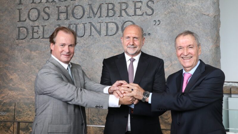 Perotti encabezó el acto de traspaso de la Presidencia pro tempore de la Región Centro a su par cordobés, Juan Schiaretti