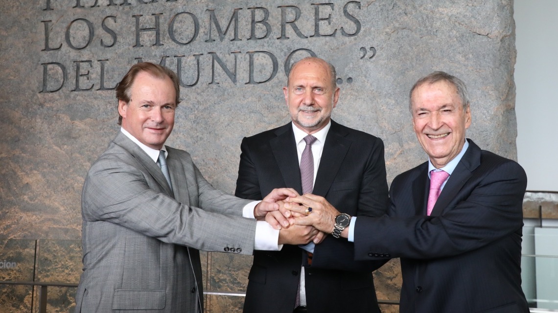 Perotti encabezó el acto de traspaso de la Presidencia pro tempore de la Región Centro a su par cordobés, Juan Schiaretti