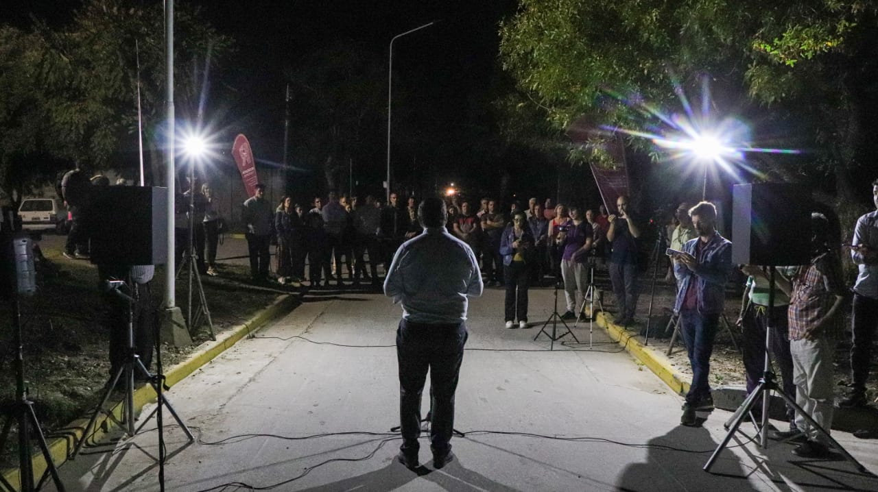 El Intendente Vallejos inauguró nuevas obras de pavimento e iluminación