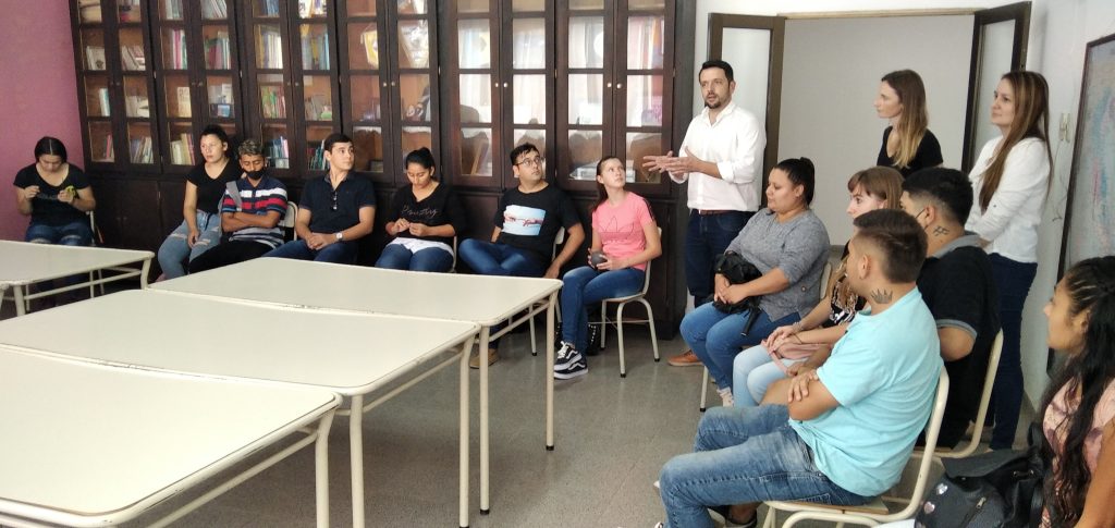Fortalecemos la capacitación de los jóvenes para que consigan su primer empleo