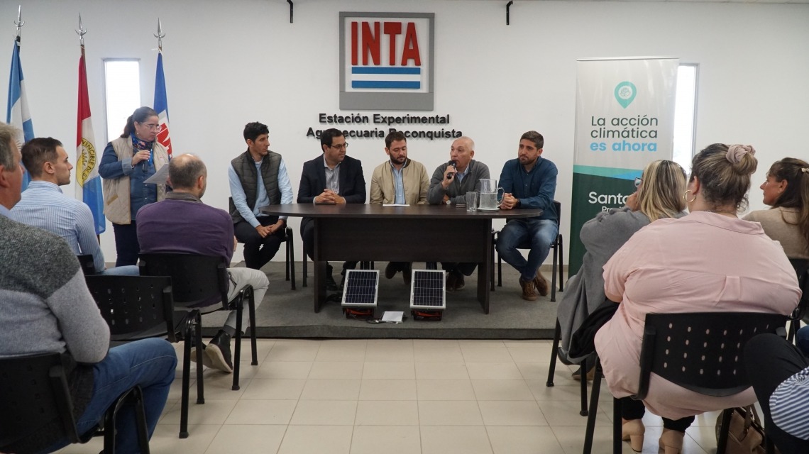 La provincia entregó 160 boyeros solares a pequeños productores rurales del norte santafesino