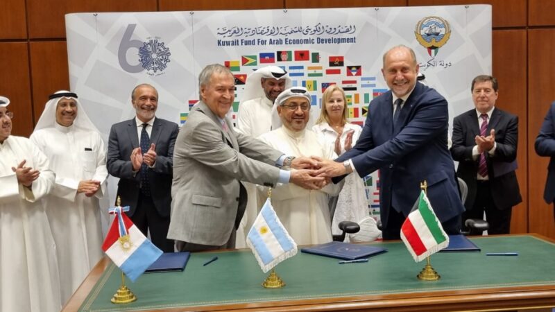 Perotti firmó en Kuwait el crédito para iniciar la construcción del Acueducto Santa Fe -Córdoba
