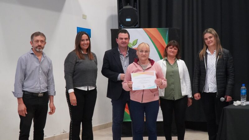 El Municipio entregó becas a 44 estudiantes de Malabrigo