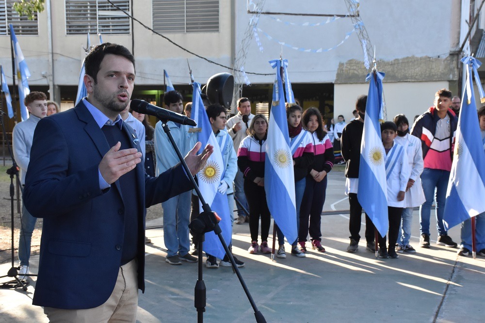 Braidot presidió el acto oficial por el Día de la Patria