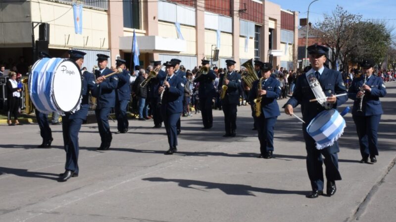 Desfile cívico militar para celebrar el Día de la bandera