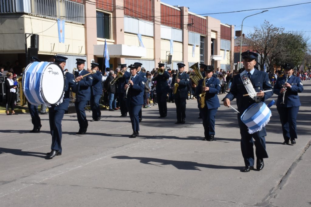 Desfile cívico militar para celebrar el Día de la bandera