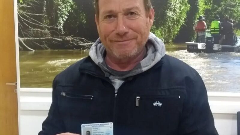 Romang entregó licencia con la leyenda “Héroe” a ex combatiente de Malvinas.