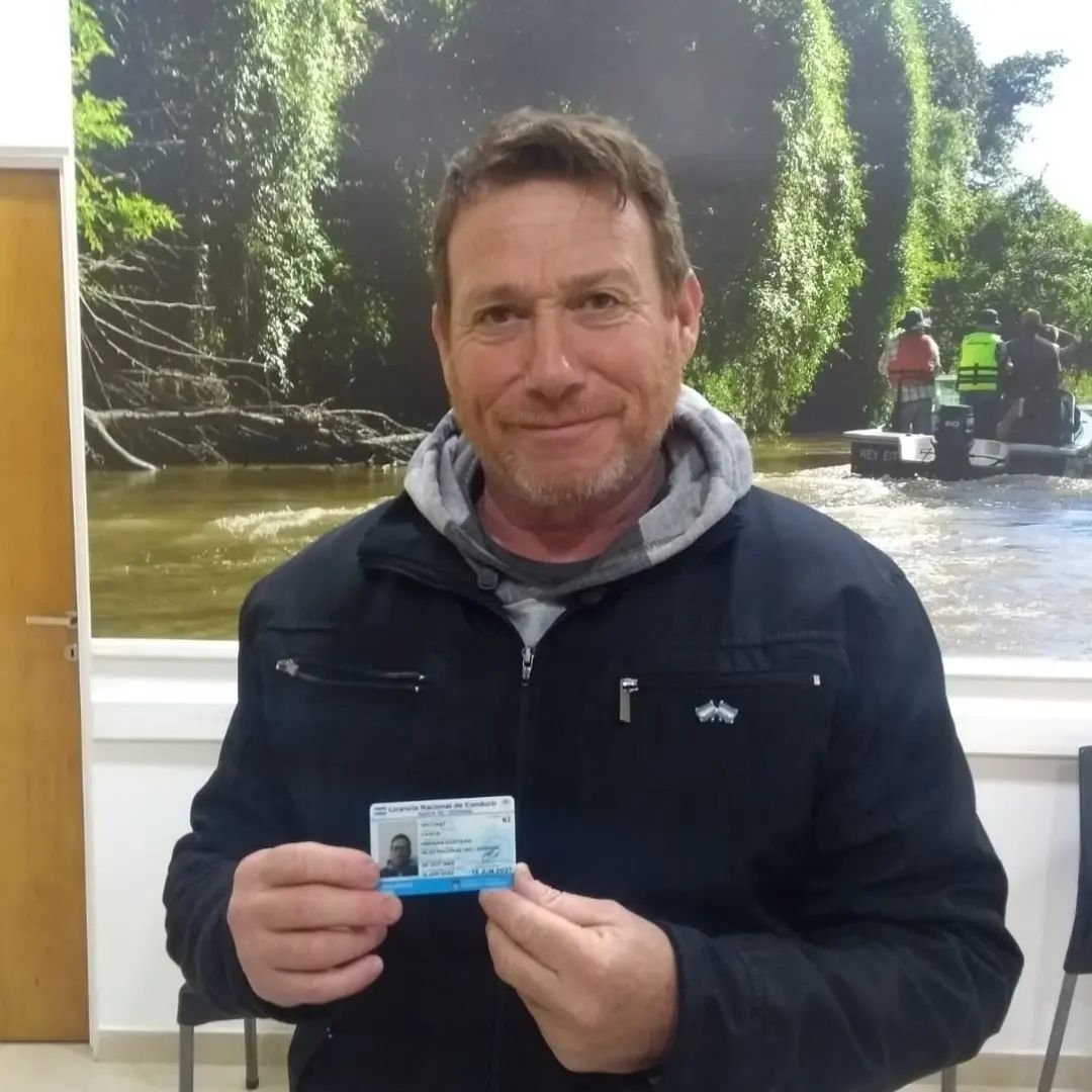 Romang entregó licencia con la leyenda “Héroe” a ex combatiente de Malvinas.