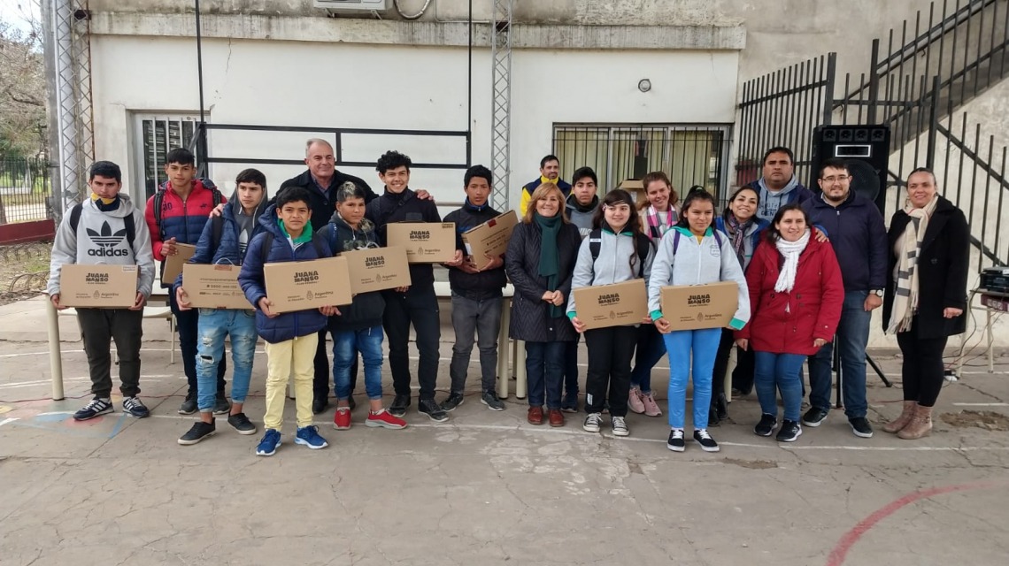 La provincia continúa con la entrega de netbooks en escuelas santafesinas