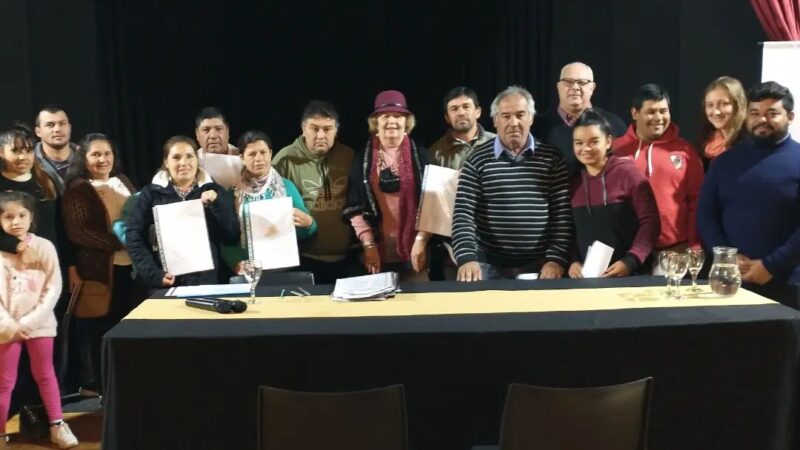 Firma de escrituras para 20 familias de El Gusano