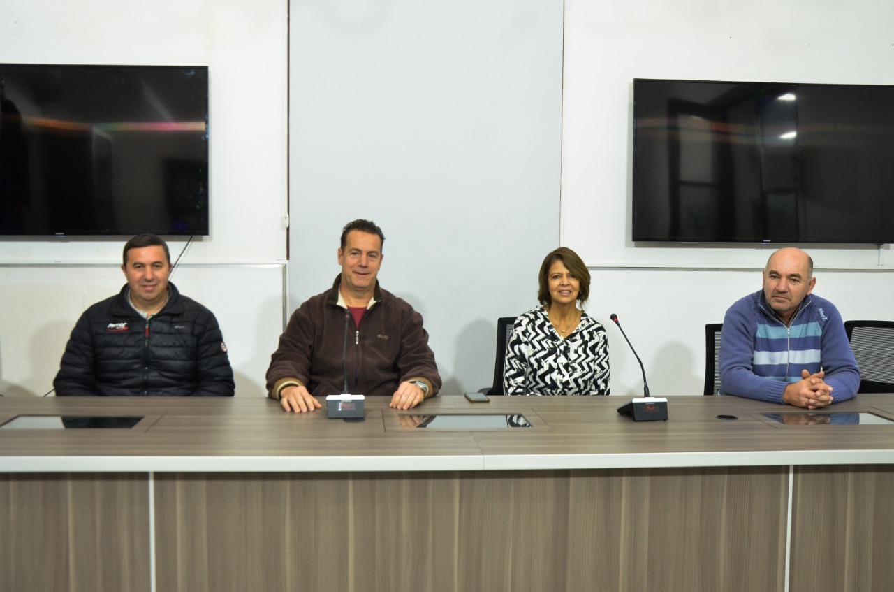 Invitan a jóvenes a sumarse al programa internacional “una ventana al mundo”