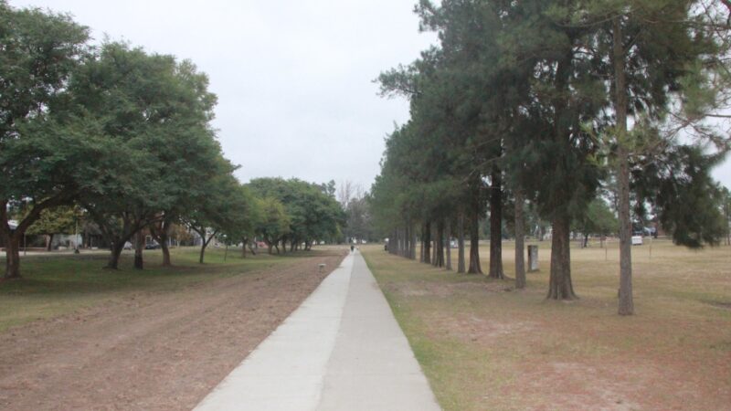 Recomiendan no andar en moto por la senda peatonal del parque sur de Reconquista
