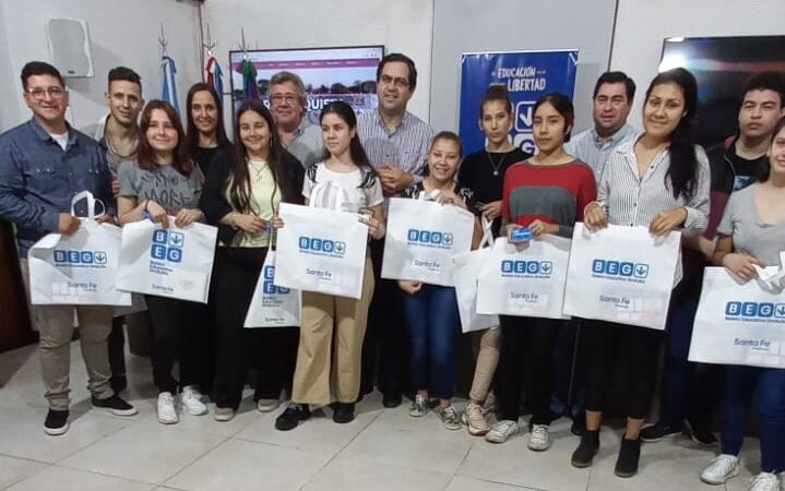 Entregaron tarjetas sube a estudiantes de enfermería