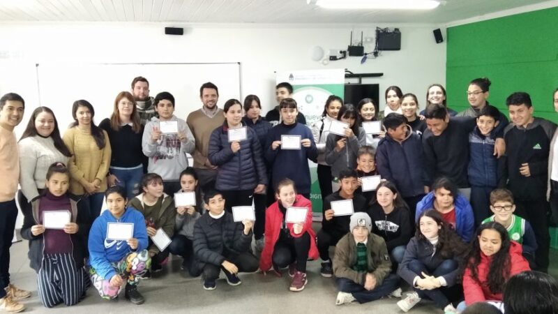 Entregan certificados a 100 alumnos de talleres de alfabetización