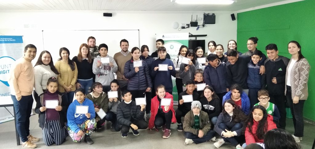 Entregan certificados a 100 alumnos de talleres de alfabetización