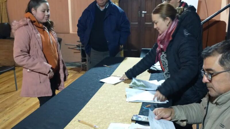 Entregaron becas a estudiantes universitarios de Romang