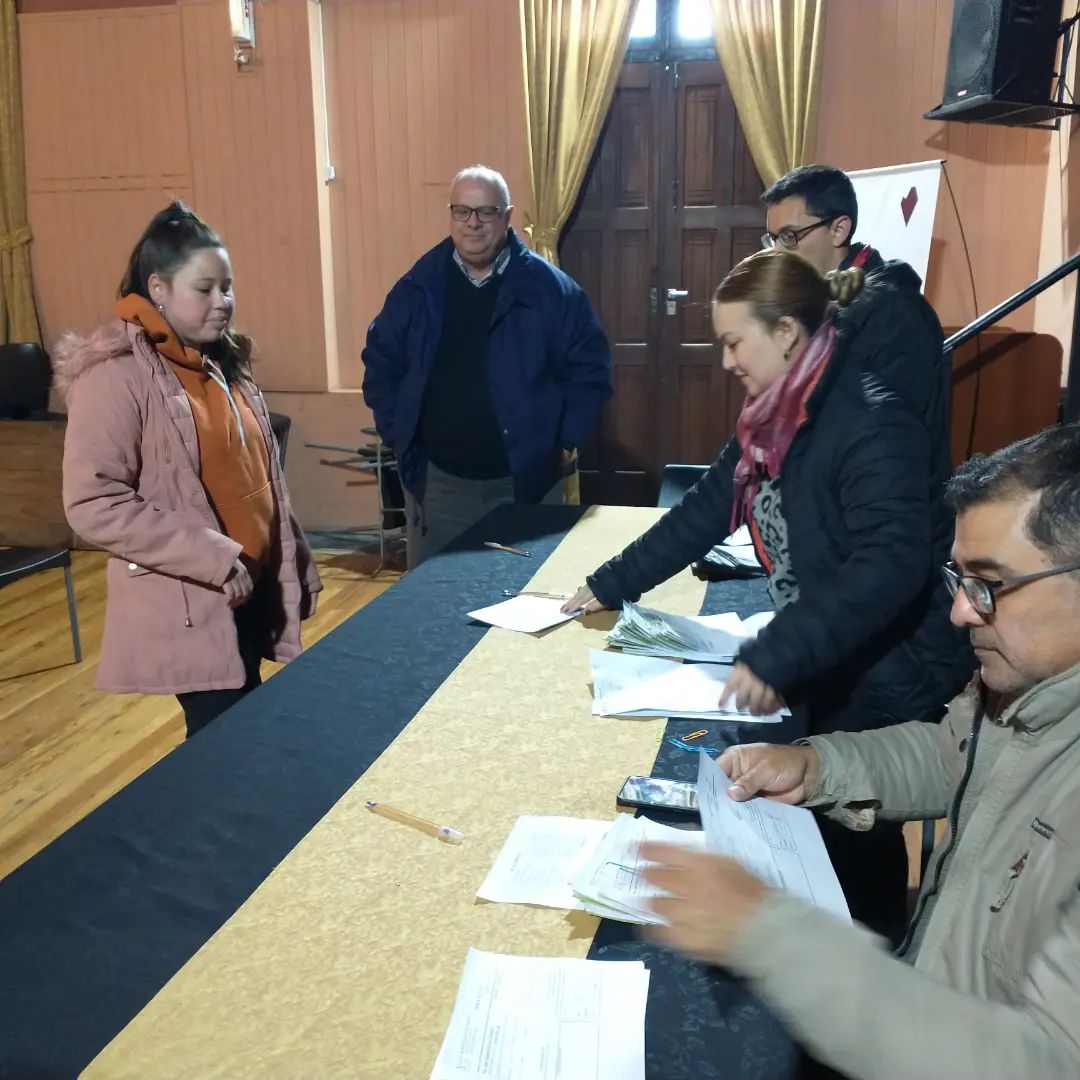 Entregaron becas a estudiantes universitarios de Romang