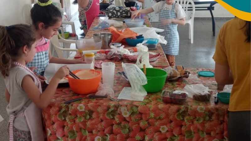 Mirá a los niños participando del taller «Cocineritos» en Romang