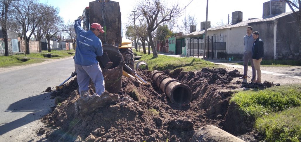 Hacen mantenimiento de desagües en Avellaneda