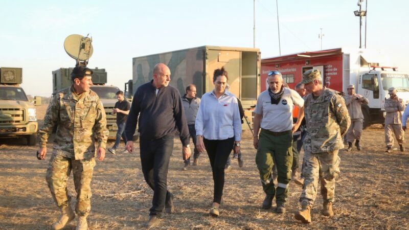 Combate de incendios en las islas: Perotti recorrió el puesto del comando unificado en la base operativa de Alvear