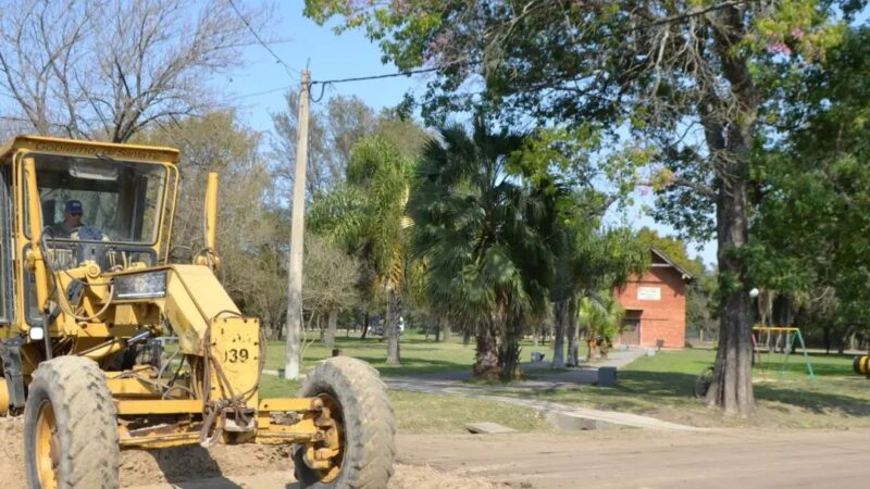 Mejoran calles de tierra en barrios de Romang