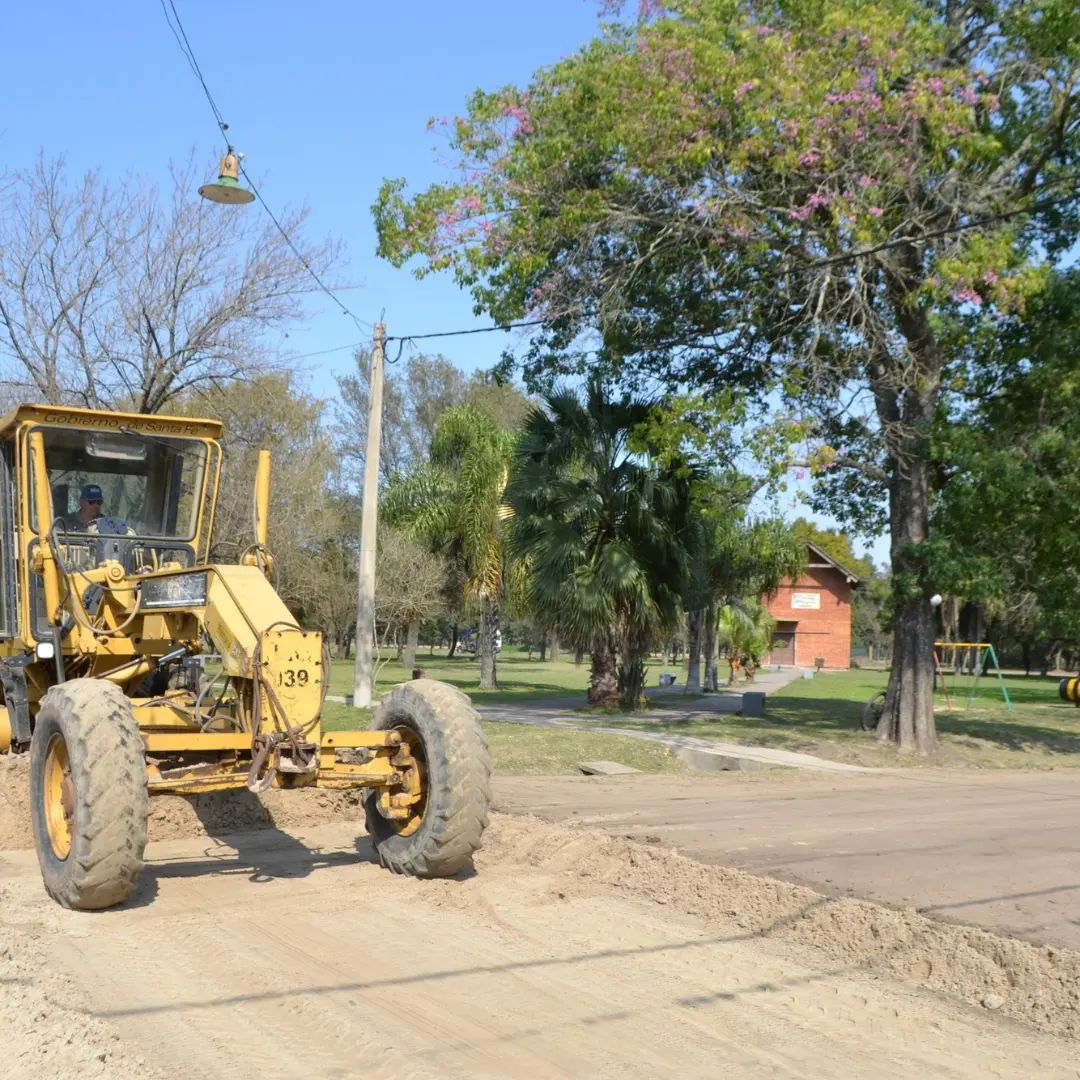 Mejoran calles de tierra en barrios de Romang