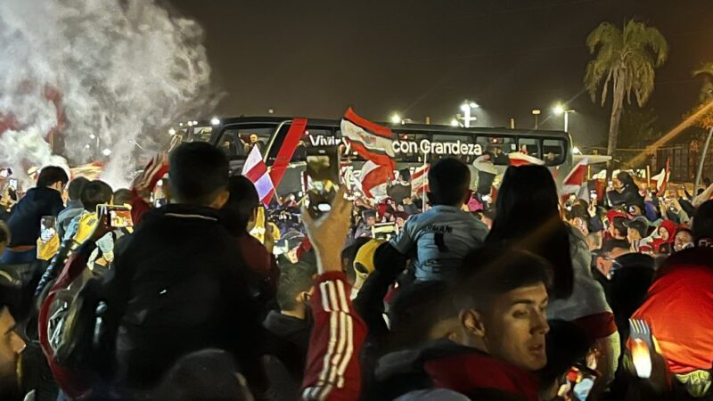 [VIDEO] Gallardo fue recibido por los hincha de River en Resistencia