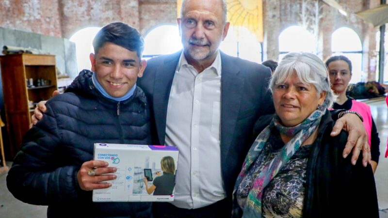 Perotti participó de la entrega de más de 1.000 tablets a jóvenes