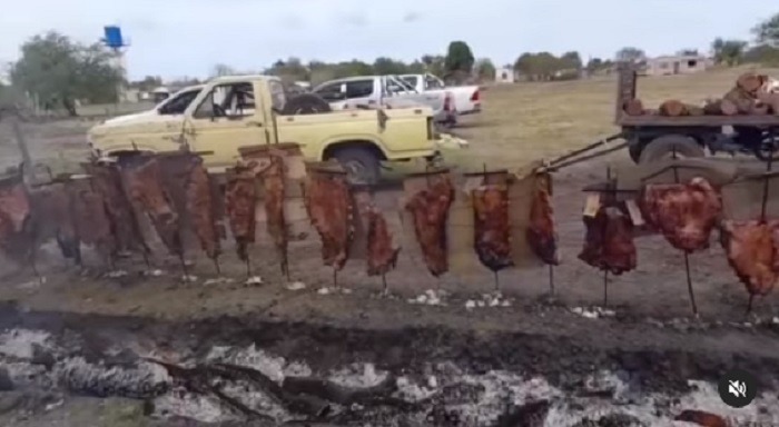 Costumbres| Mirá como hacen asado a la estaca en Villa Guillermina