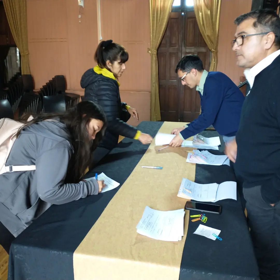 SERVICIOS | Entregan becas a estudiantes de Romang