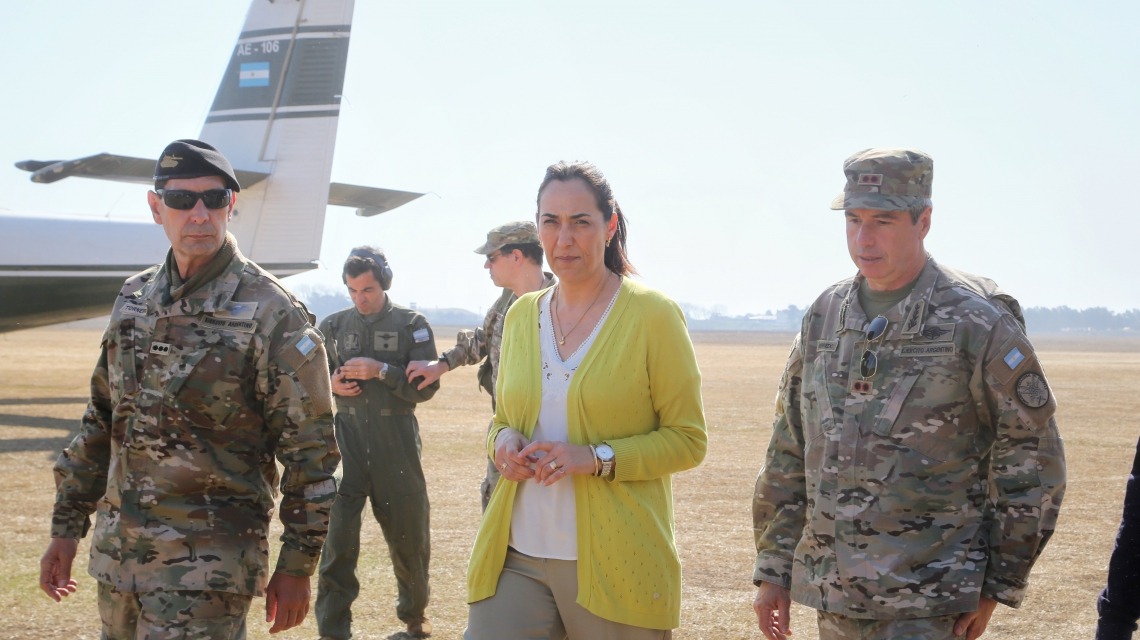 La ministra de Ambiente y el jefe de las Fuerzas Armadas sobrevolaron la zona de incendios