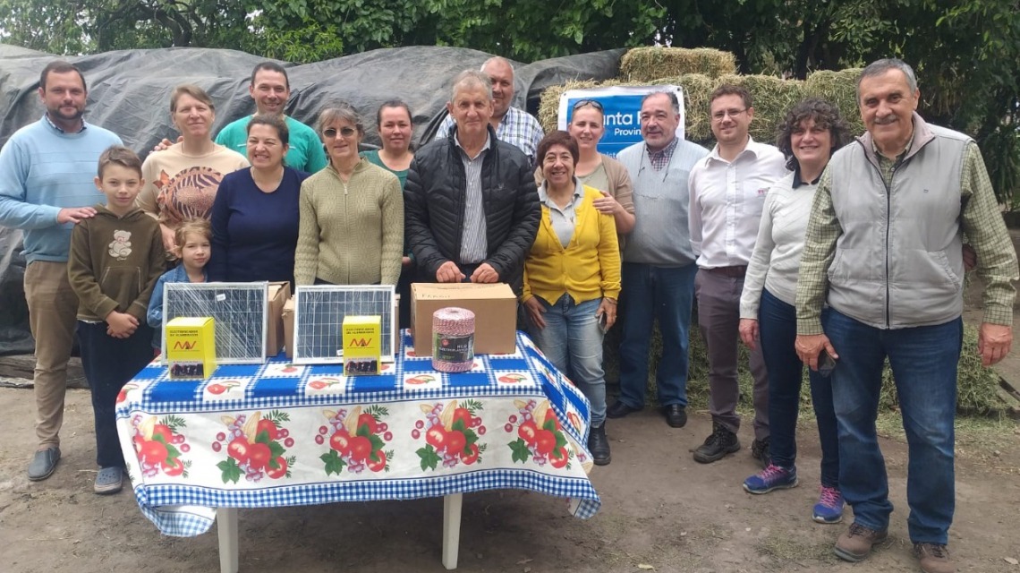 La provincia entregó aportes por 2 millones de pesos a productores lecheros de Villa Ocampo