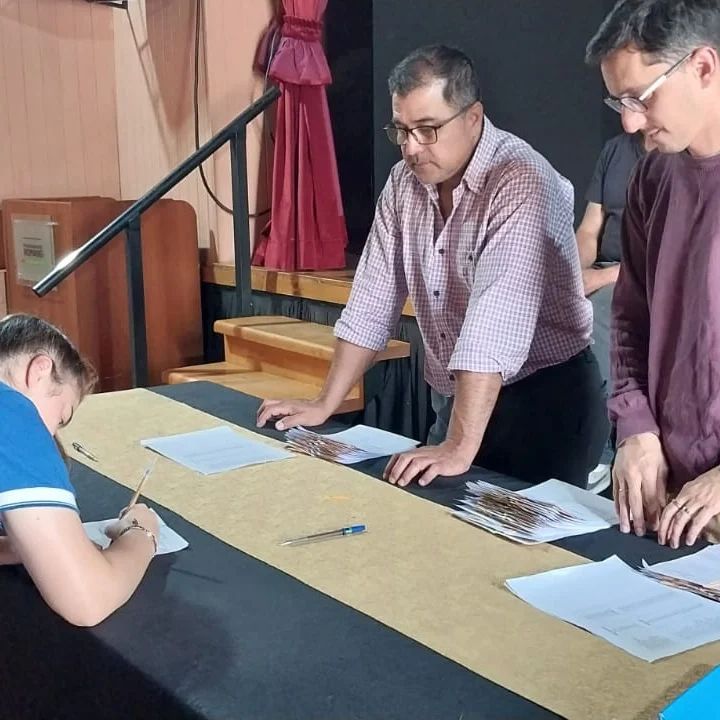 Entregan becas a estudiantes de Romang