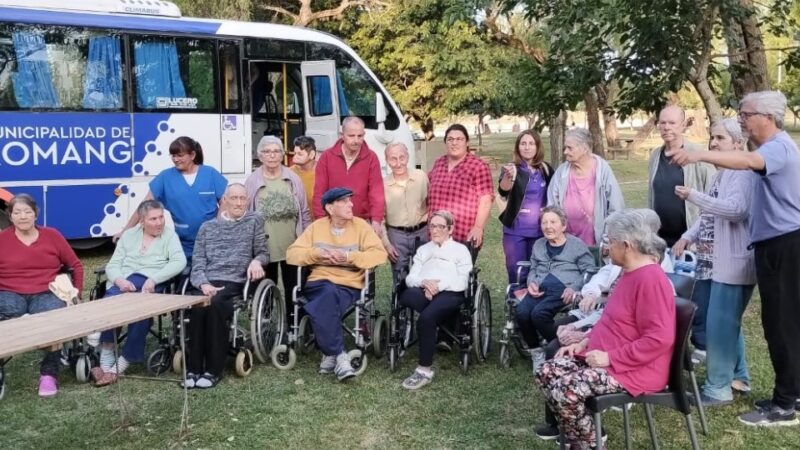 Romang realizó actividades con abuelos en el Camping Brisol