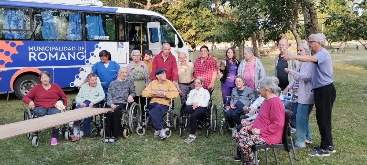 Romang realizó actividades con abuelos en el Camping Brisol