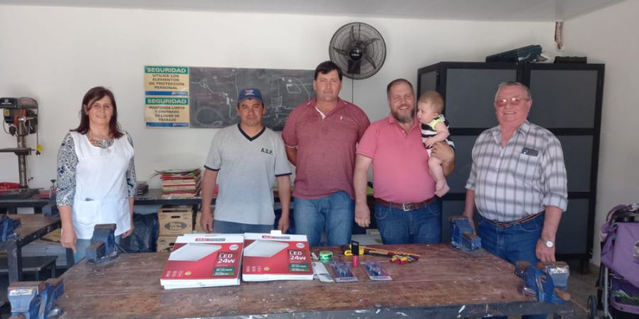 La Escuela 6112 recibió una donación para carpintería