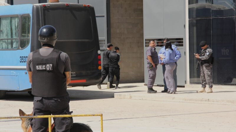 La provincia continúa con el traslado de presos a la nueva alcaidía de Las Flores