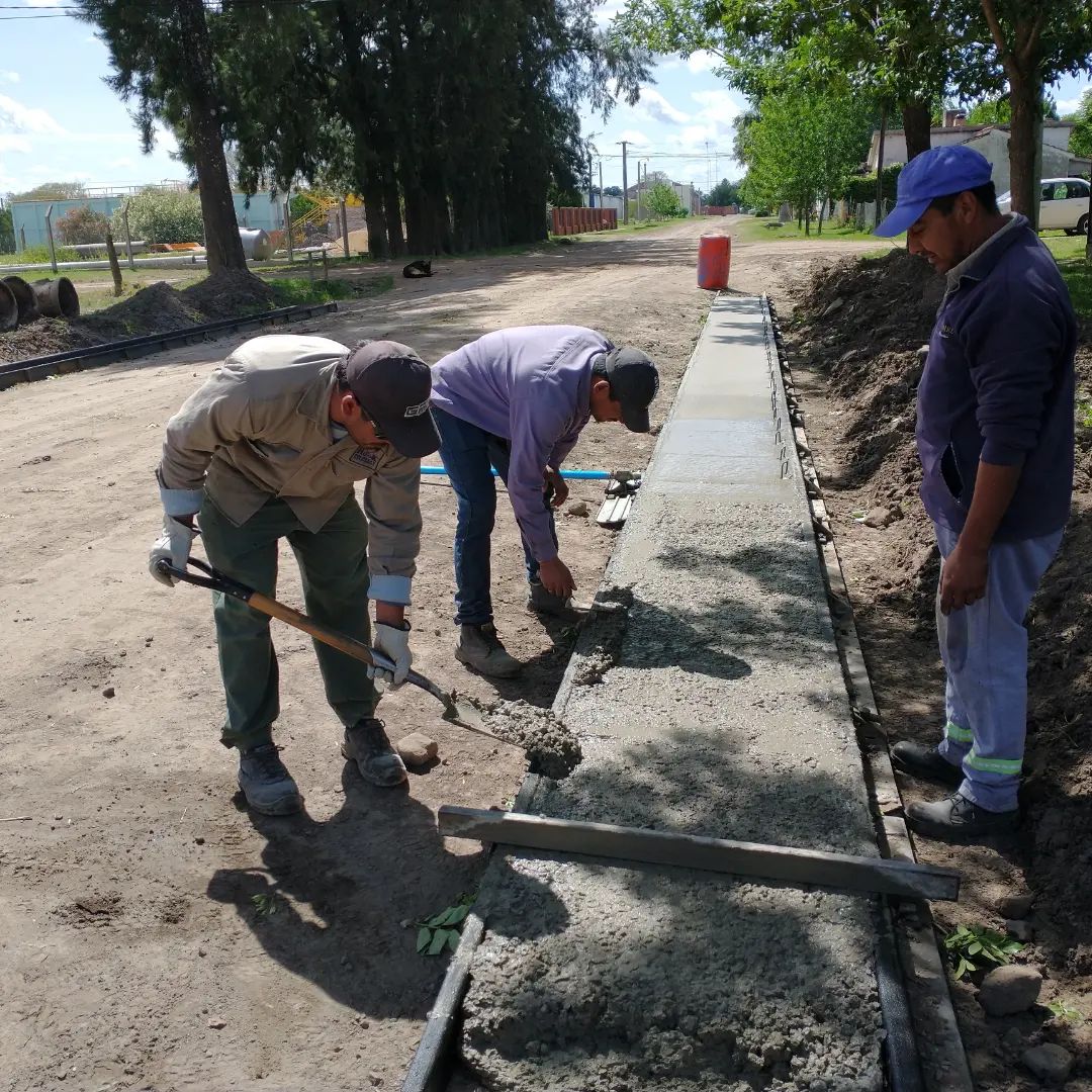 Construyen cordón cuneta en Romang
