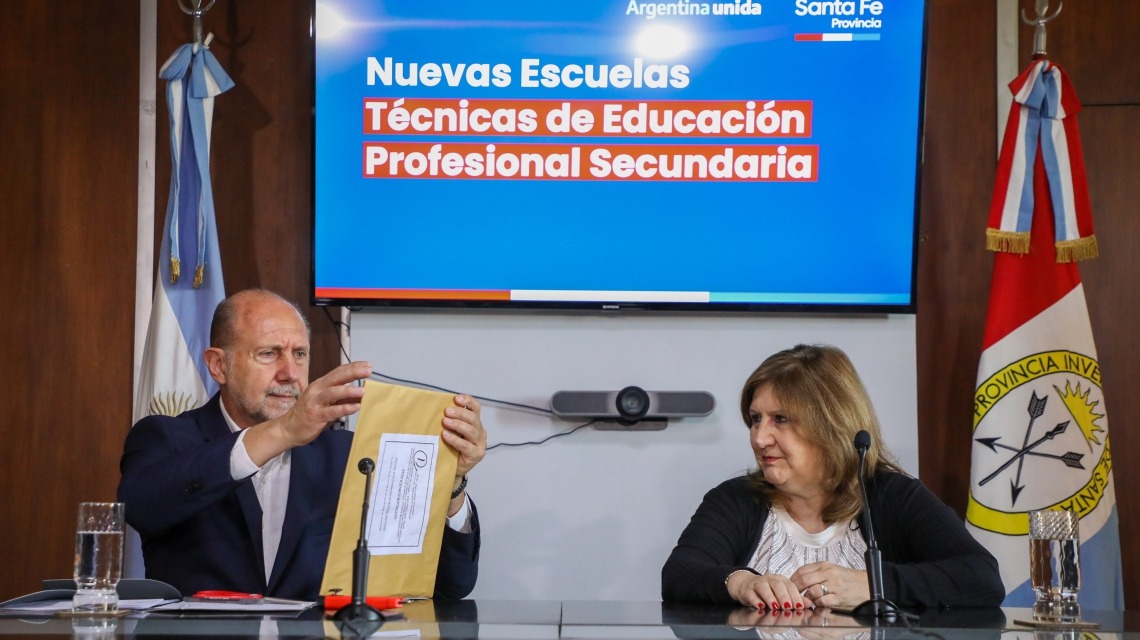 Perotti encabezó el acto de licitación para la construcción de 8 escuelas técnicas