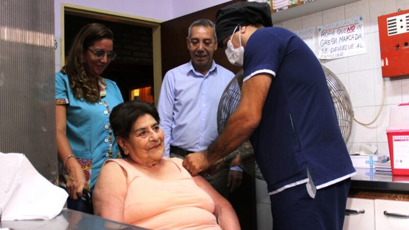 Covid-19: Comenzó el operativo de vacunación con 5tas dosis en geriátricos de la provincia