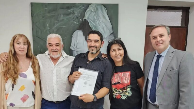 La provincia entregó la partida de nacimiento al nieto recuperado N° 120