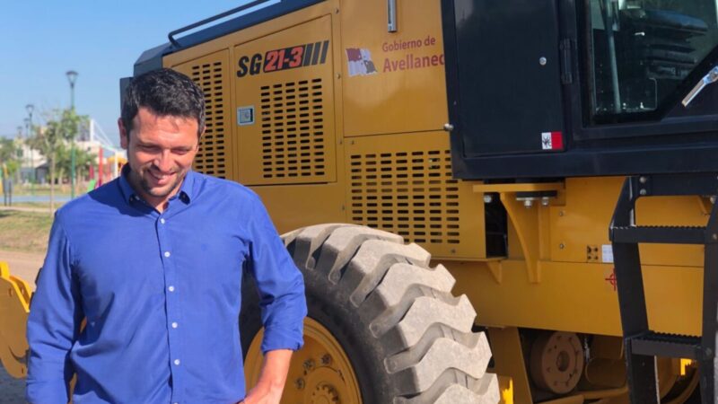 SERVICIOS | Avellaneda incorporó una moderna motoniveladora