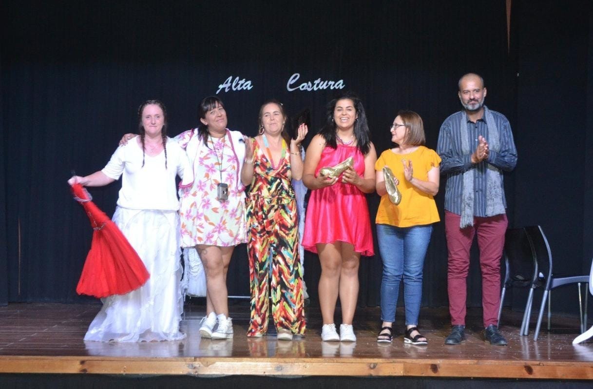 El taller de teatro municipal presentó «SÍ… ACEPTO?»