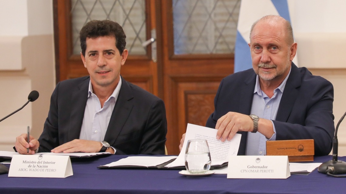 Perotti y De Pedro firman convenio para obras contra inundaciones