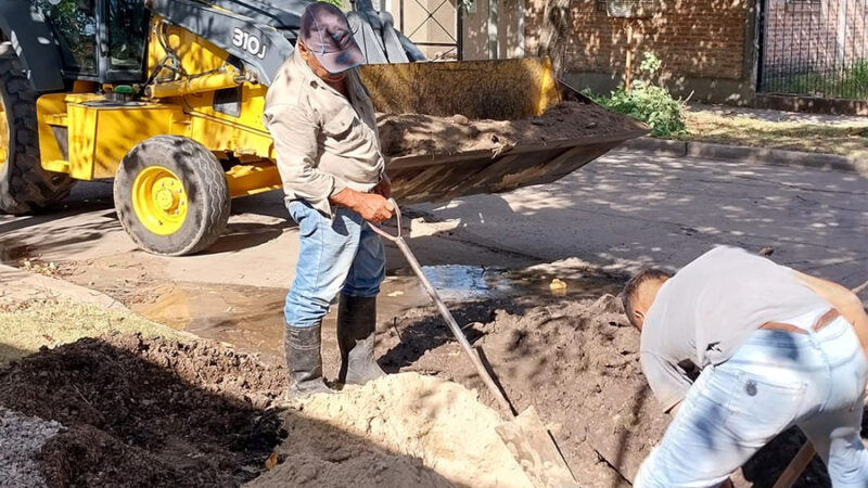 Romang: Reparan cañería en la red de agua potable
