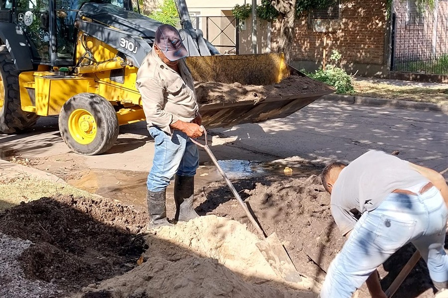 Romang: Reparan cañería en la red de agua potable