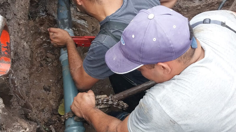 Romang: Repararon caño de la red de agua potable
