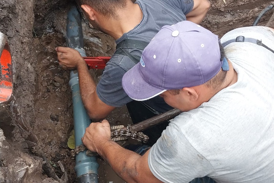 Romang: Repararon caño de la red de agua potable